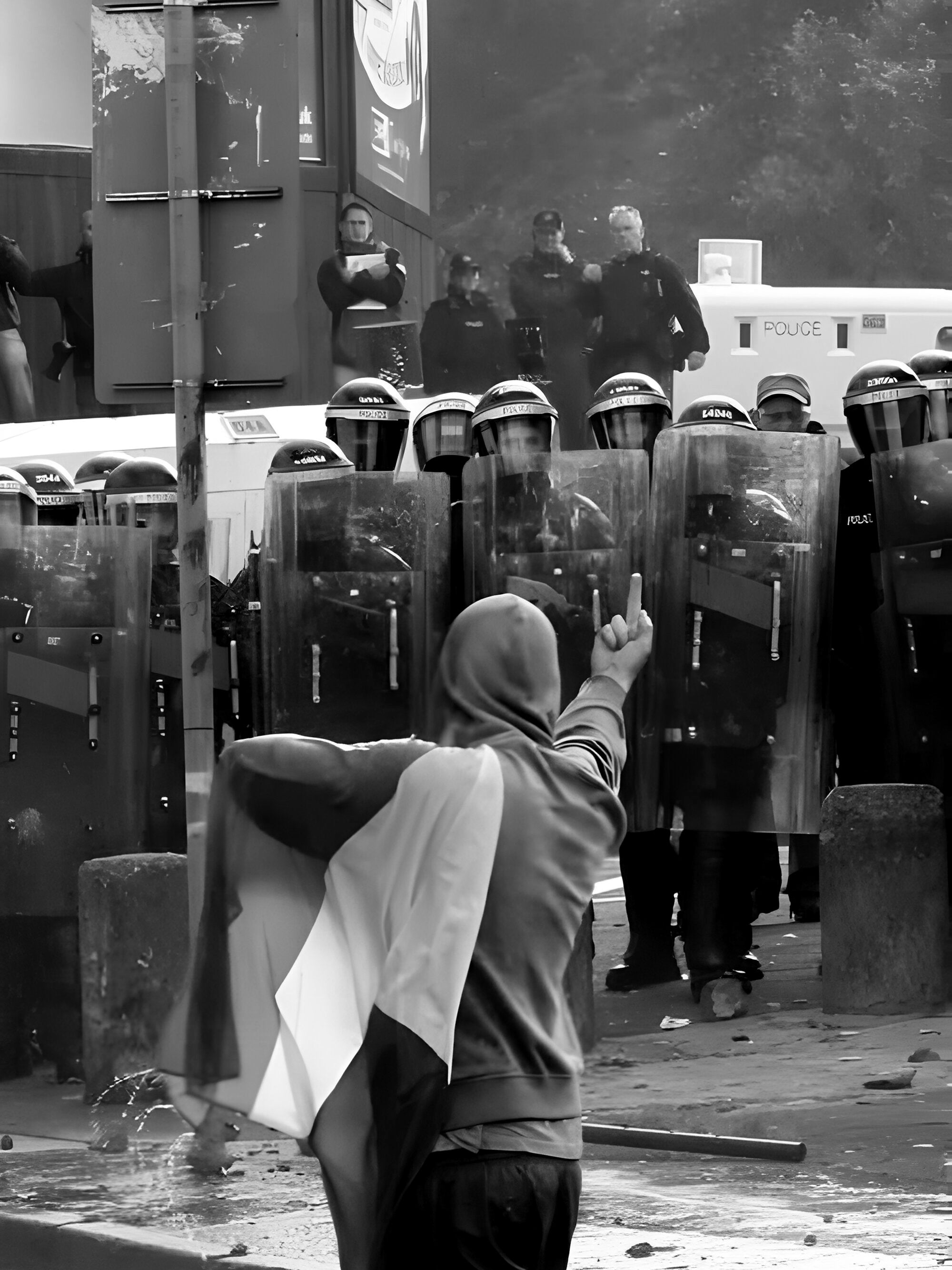 Tableau Vintage - Manifestant Face à la Police