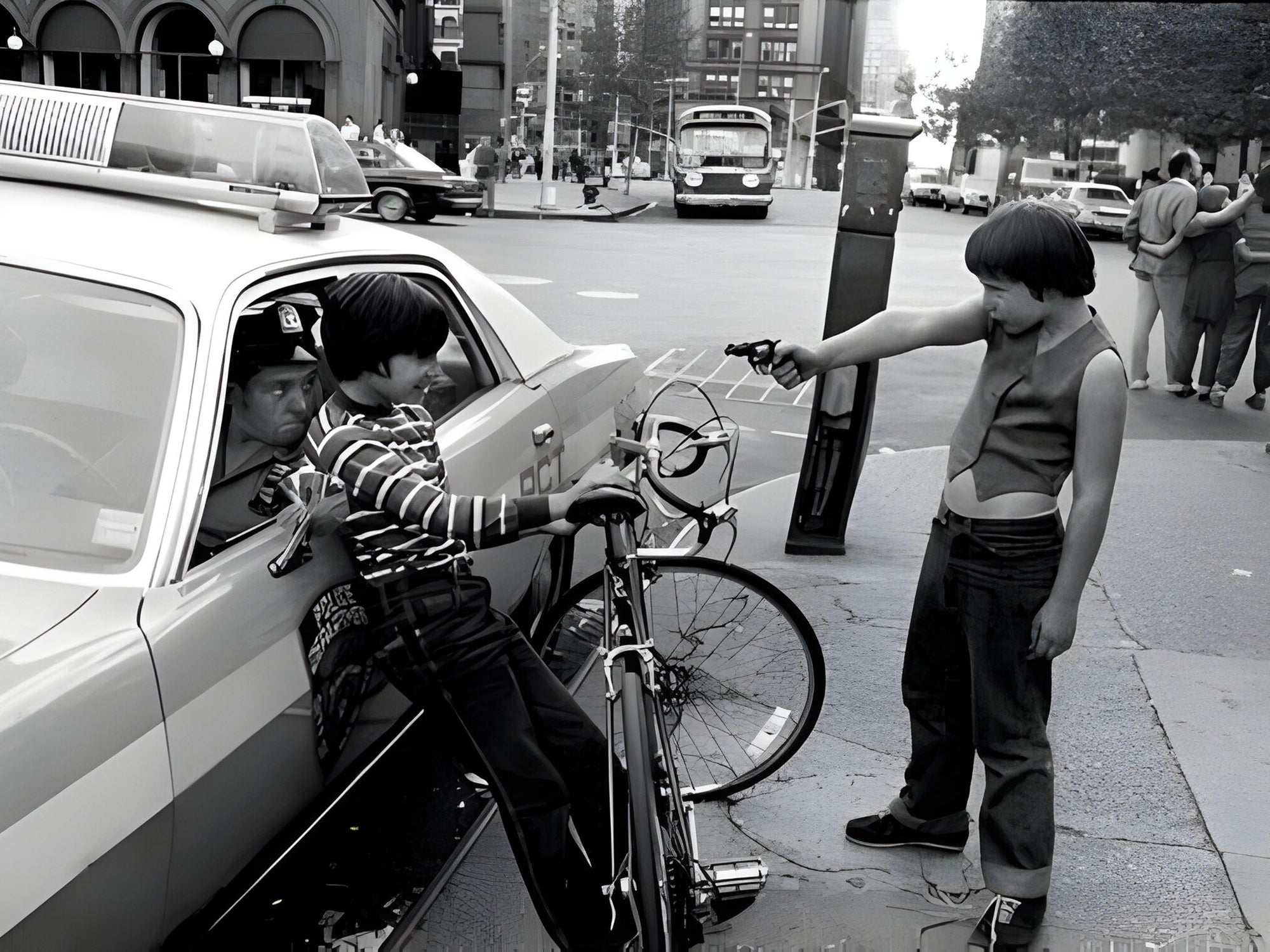 Tableau Vintage - Enfants avec Policier dans la Rue